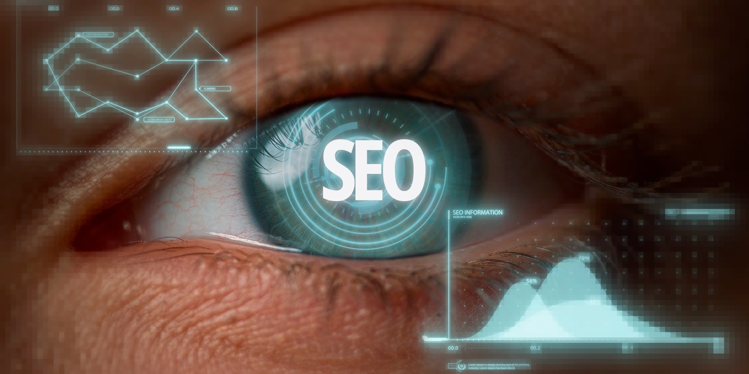 Fotografia em close-up de um olho humano com uma interface digital futurista projetada sobre ele. No centro, sobre a pupila, destaca-se a sigla 'SEO' em letras brancas brilhantes. Ao redor do olho flutuam gráficos de dados luminosos em tom azul claro, incluindo um gráfico de linhas e um gráfico de área, transmitindo a ideia de análise e visão estratégica.