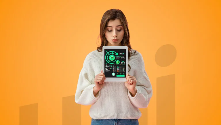 Uma jovem mulher vestindo um suéter branco de tricô segura um tablet e olha para a tela com uma expressão de dúvida ou leve confusão. A tela do tablet exibe um painel complexo de dados, infográficos e gráficos em verde neon sobre um fundo escuro. O fundo da imagem é laranja vibrante e traz silhuetas translúcidas de um gráfico de barras em crescimento.