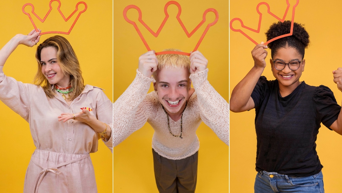 Três pessoas sorridentes sobre fundo amarelo seguram coroas de papel laranja na cabeça em painéis verticais (vencedores do BBB 26). Estilo alegre e vibrante.